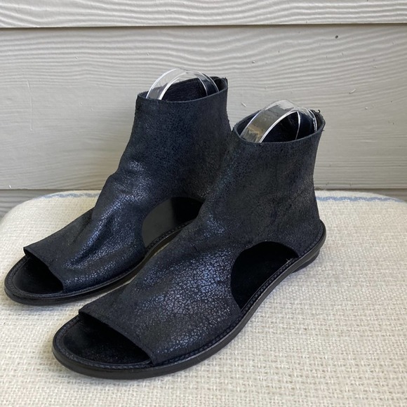 Black Sandals with Ankle-High Design and Open Toe - Picture 5 of 12